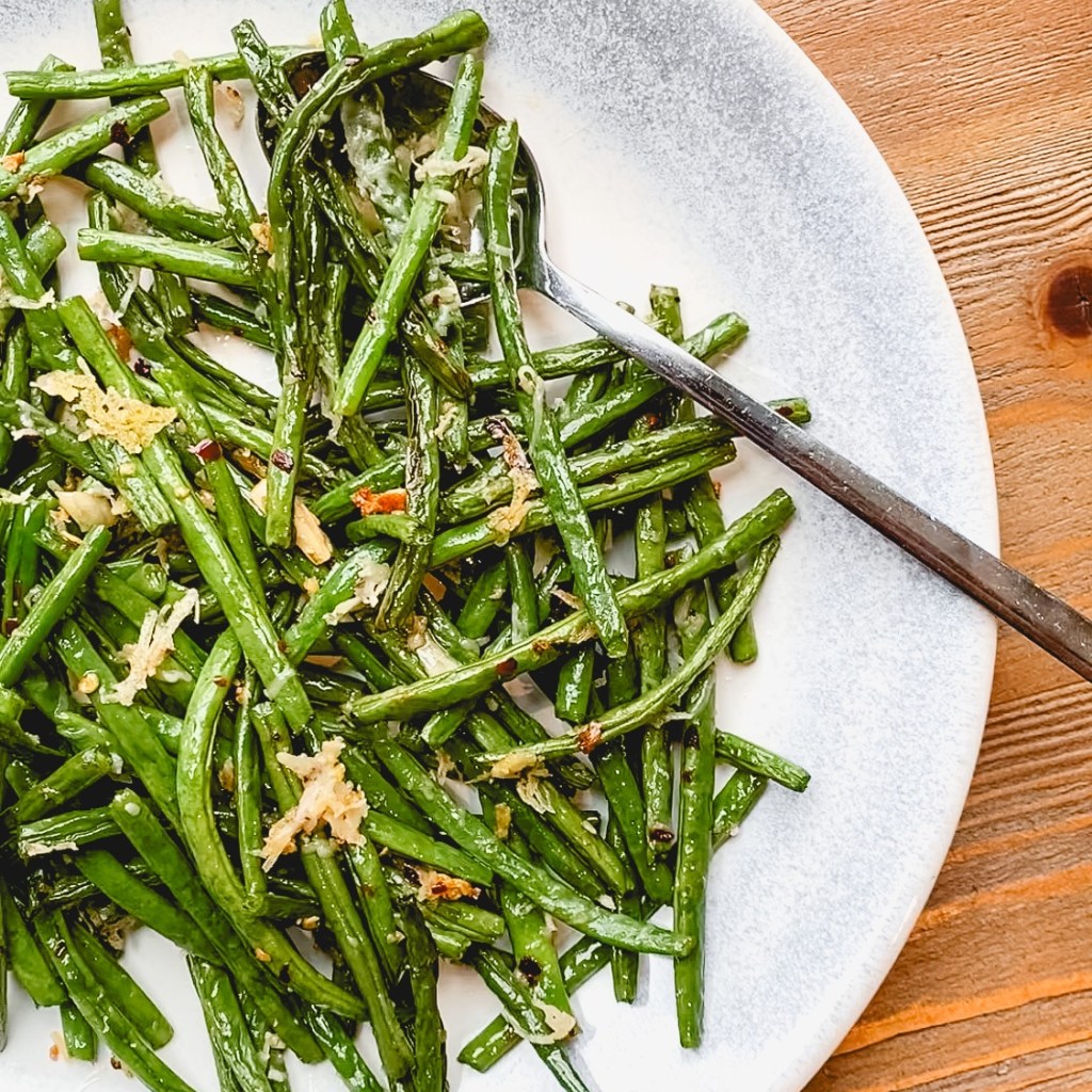 Spicy green beans with parmesan and garlic
